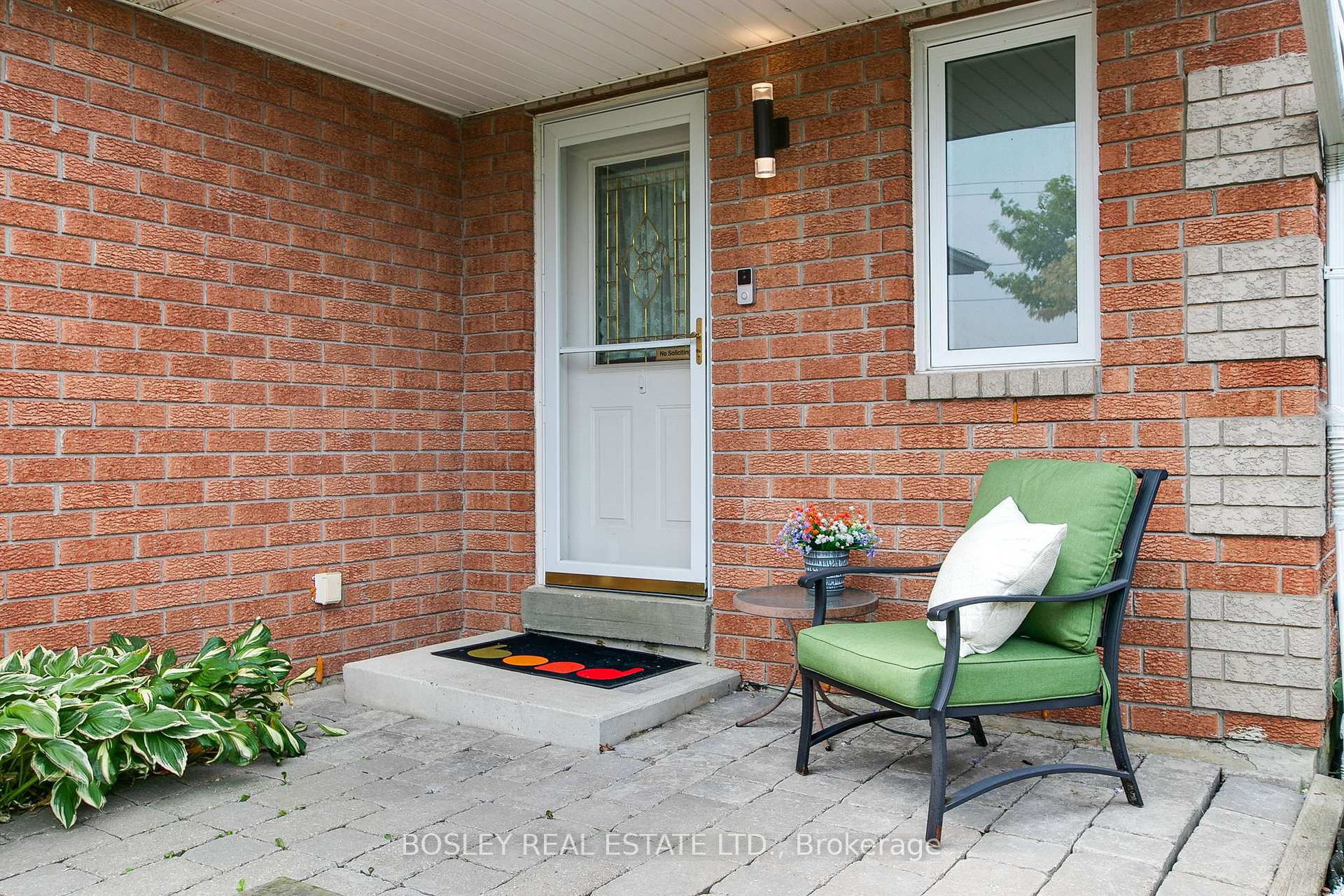 Photo 2 of 44 Hooper Square, Clarington, Bowmanville — HOMEH