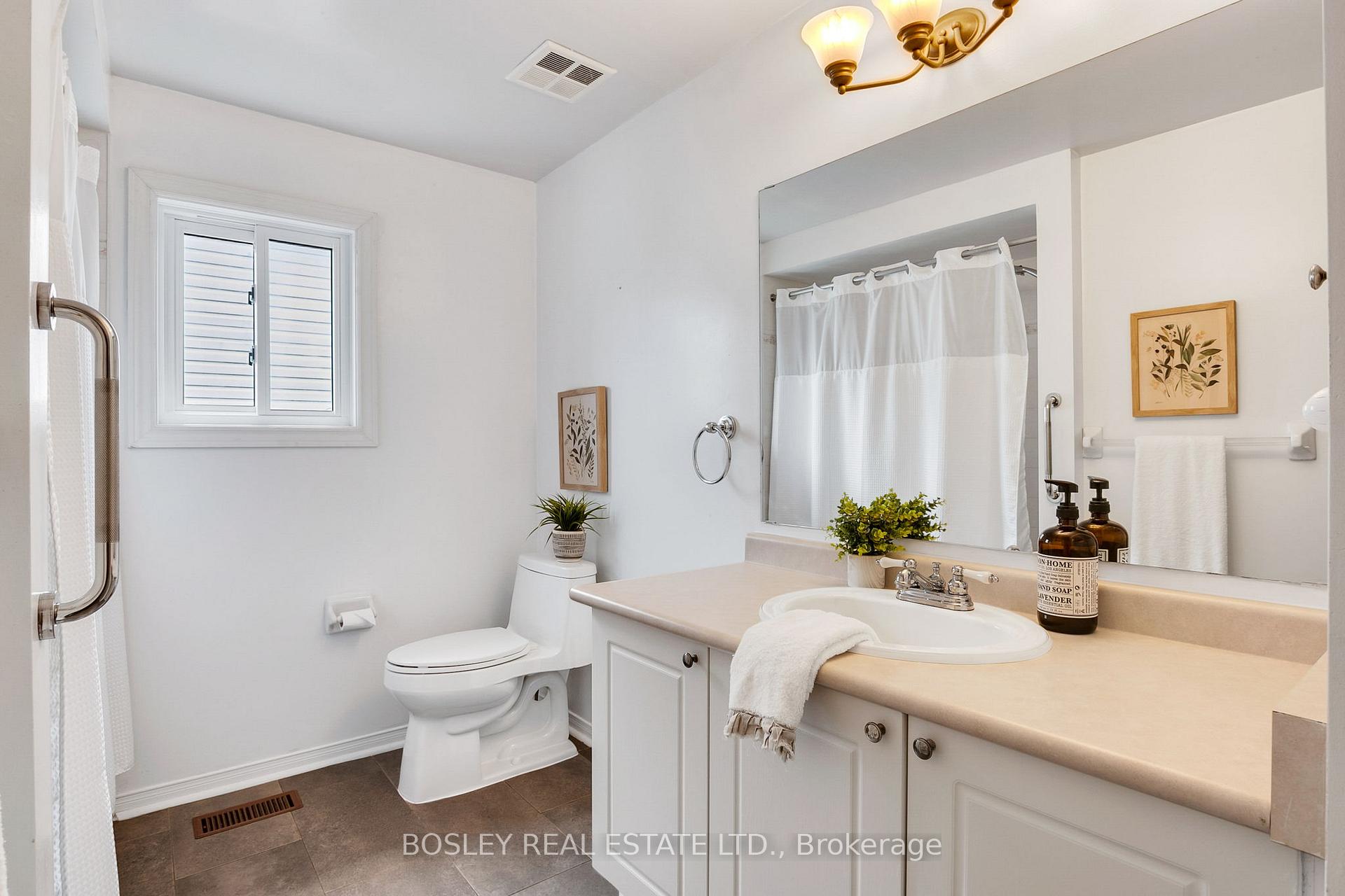 Photo 33 of 44 Hooper Square, Clarington, Bowmanville — HOMEH