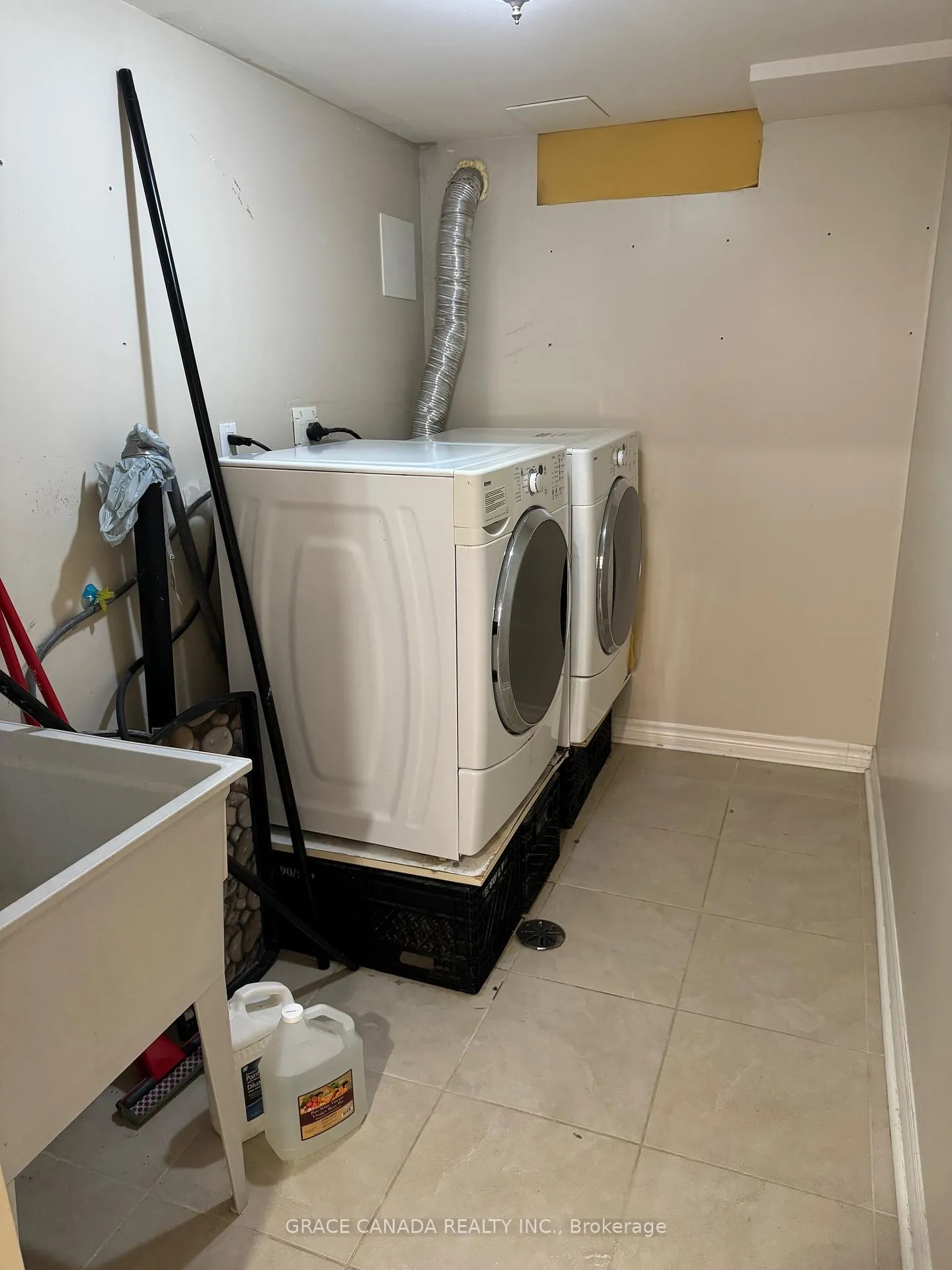 Photo 3 of Unit Lower, 94 lamp Crescent, Vaughan, West Woodbridge — HOMEH