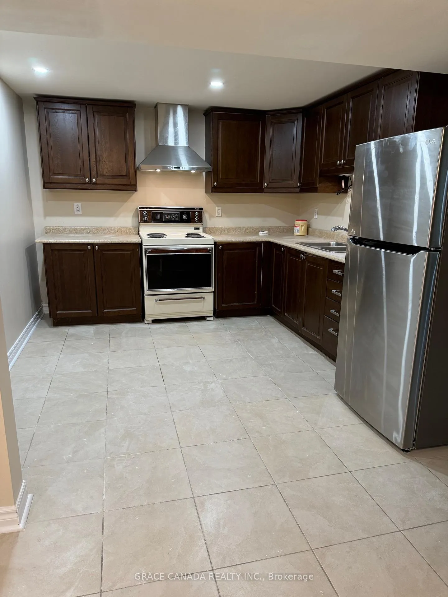 Photo 4 of Unit Lower, 94 lamp Crescent, Vaughan, West Woodbridge — HOMEH