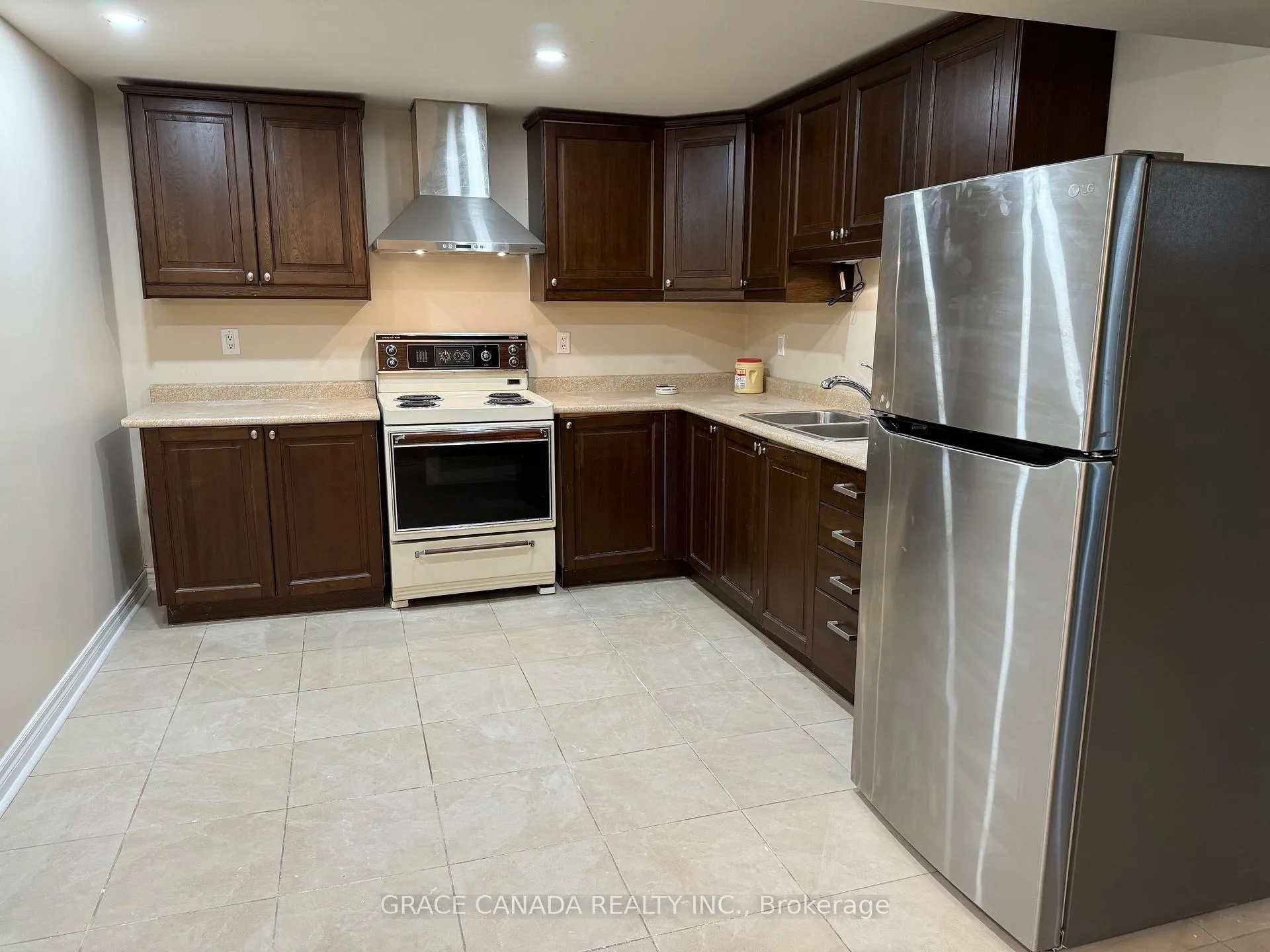 Photo 5 of Unit Lower, 94 lamp Crescent, Vaughan, West Woodbridge — HOMEH