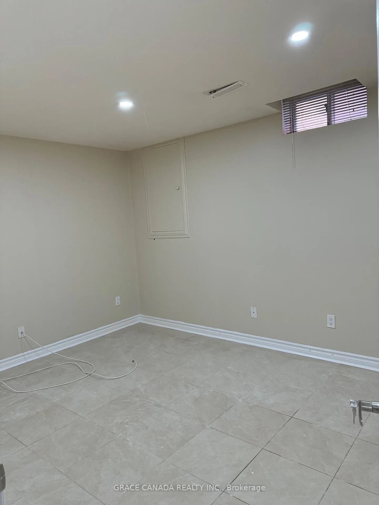 Photo 6 of Unit Lower, 94 lamp Crescent, Vaughan, West Woodbridge — HOMEH