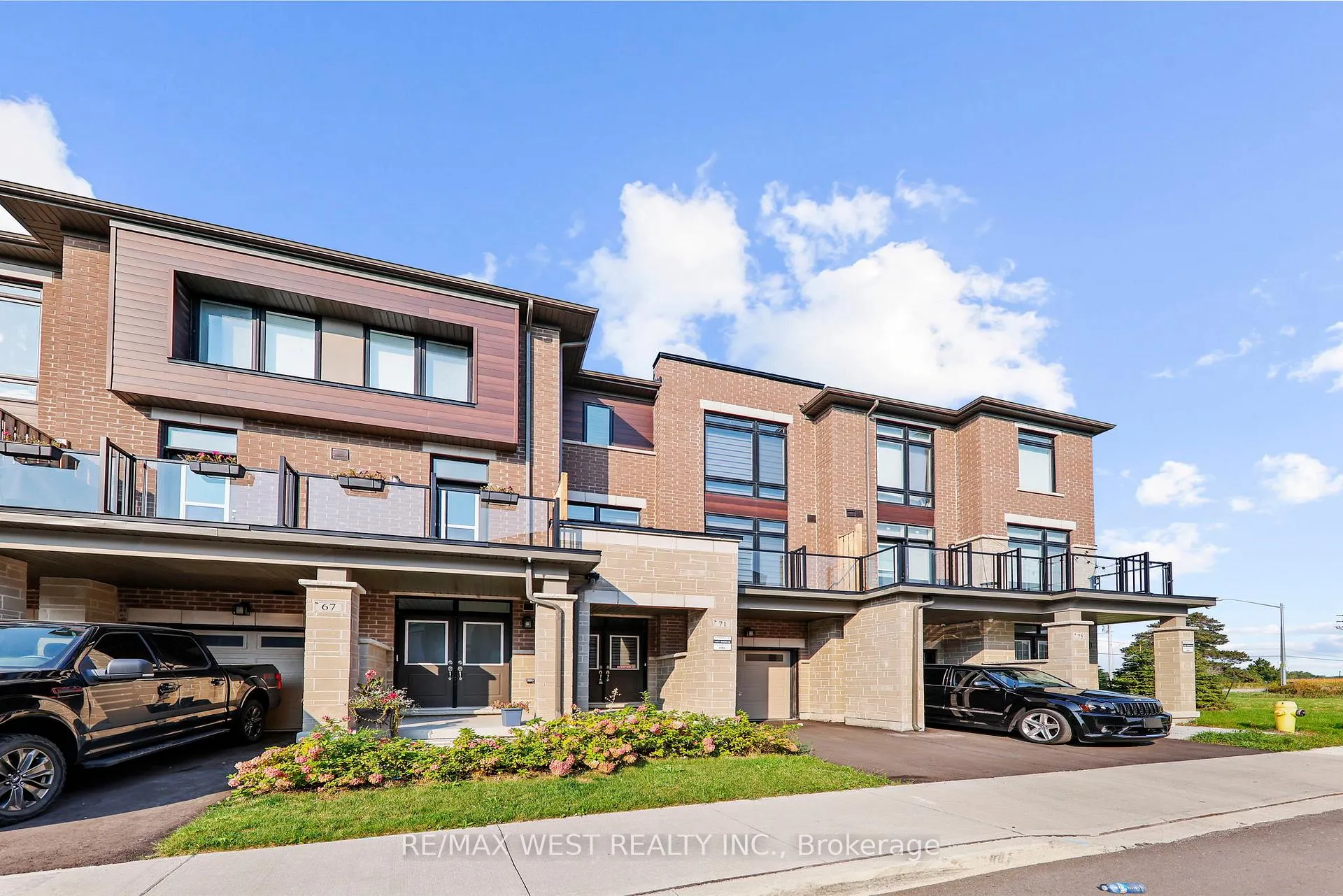 Photo 2 of 71 Holyrood Crescent, Vaughan, Kleinburg — HOMEH