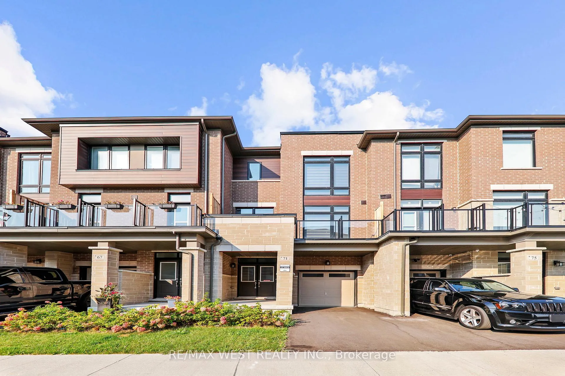 Photo 3 of 71 Holyrood Crescent, Vaughan, Kleinburg — HOMEH