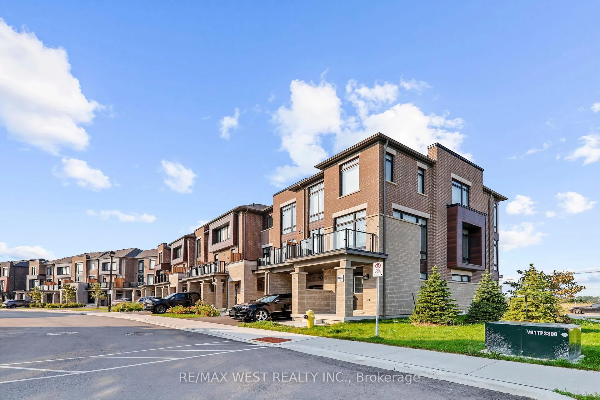 Photo 4 of 71 Holyrood Crescent, Vaughan, Kleinburg — HOMEH