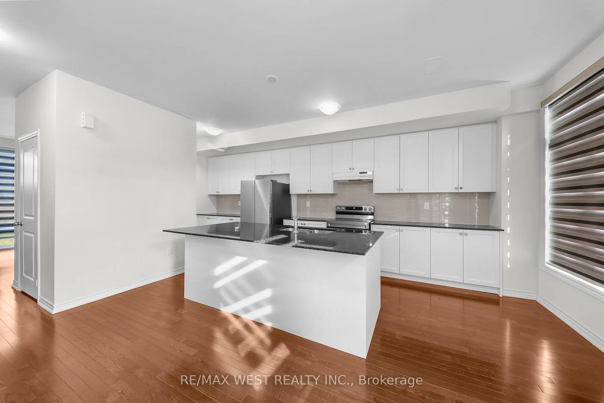 Photo 12 of 71 Holyrood Crescent, Vaughan, Kleinburg — HOMEH