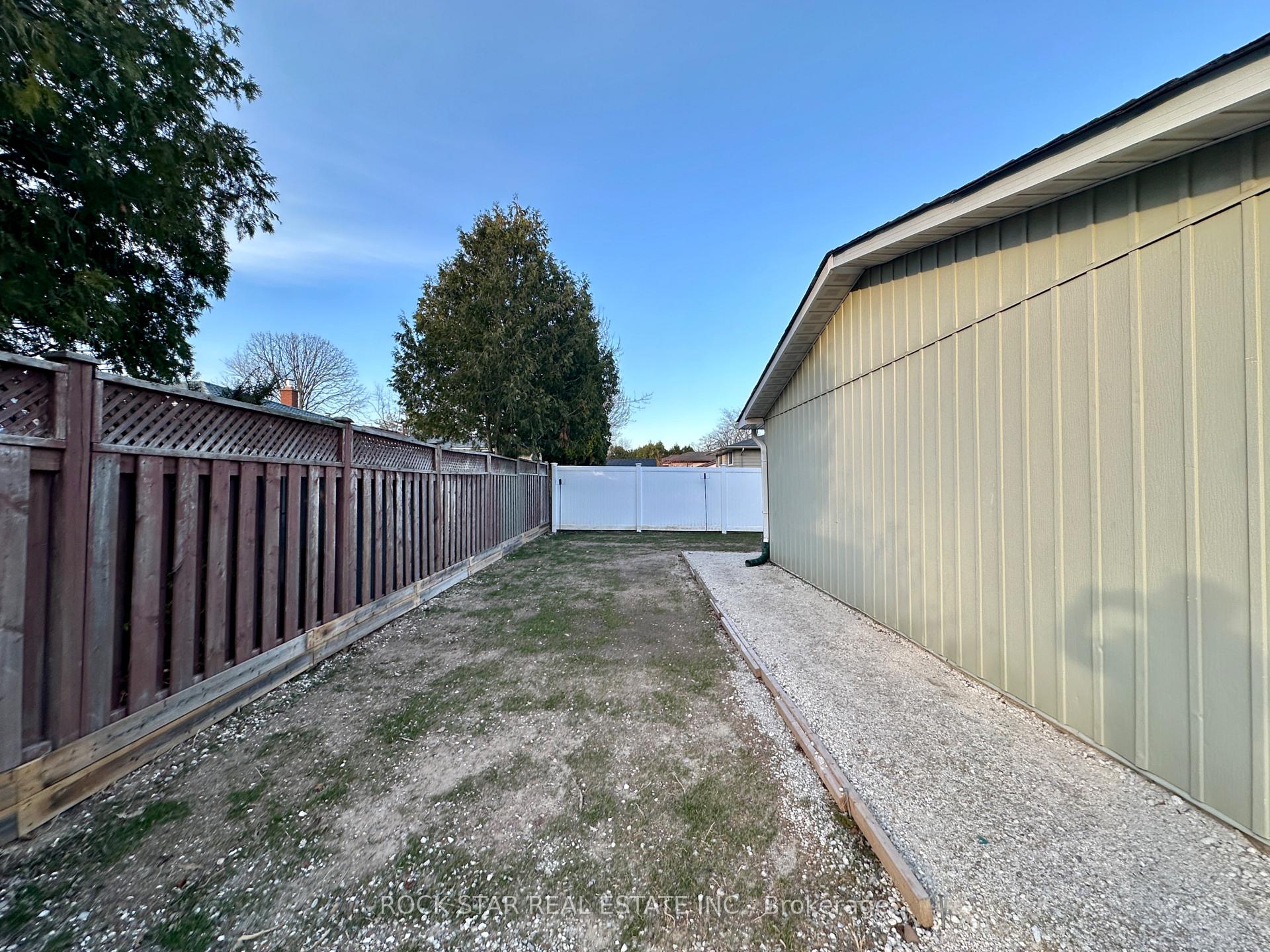 Photo 6 of 631 Maclaren (LOWER) Drive, Burlington, Roseland — HOMEH