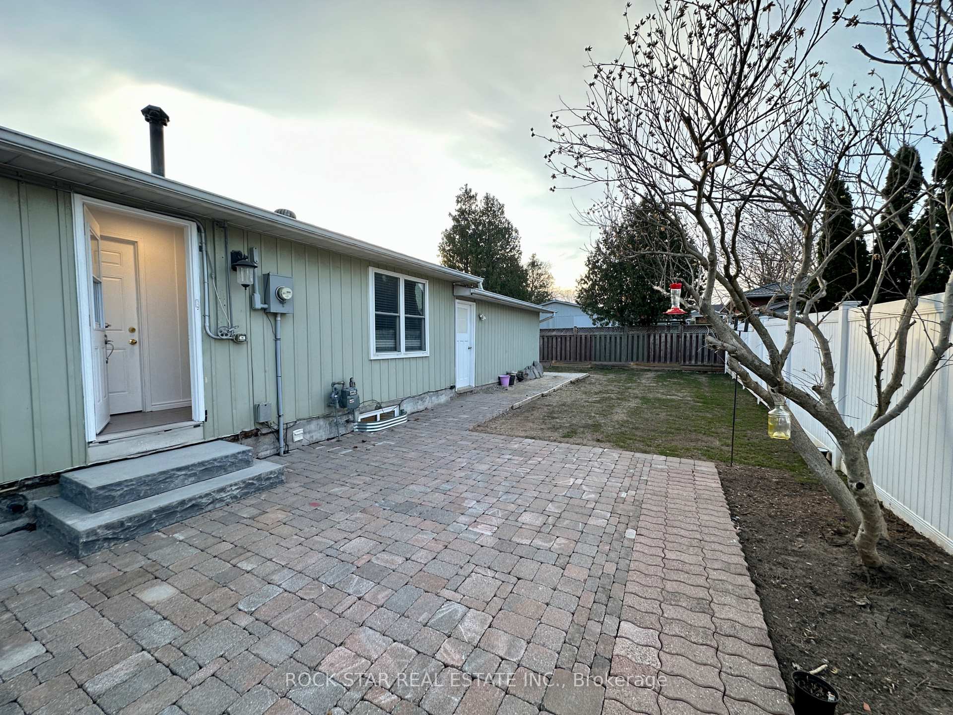 Photo 7 of 631 Maclaren (LOWER) Drive, Burlington, Roseland — HOMEH