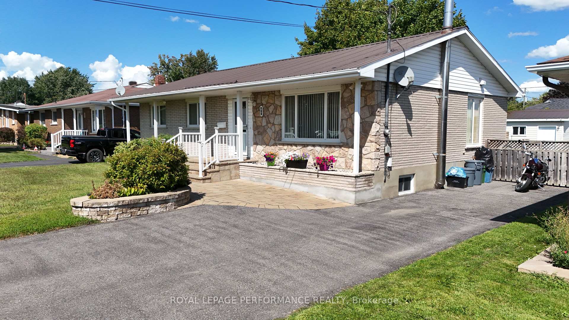 Photo 3 of 808 Carleton Street, Cornwall — HOMEH