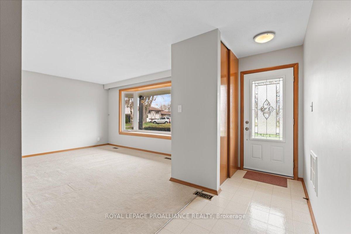 Photo 3 of 15 Glenarden Crescent, Belleville, Belleville Ward — HOMEH