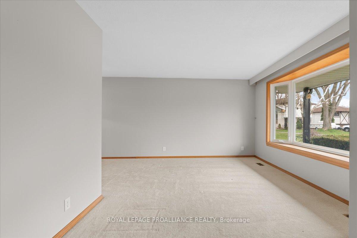 Photo 4 of 15 Glenarden Crescent, Belleville, Belleville Ward — HOMEH
