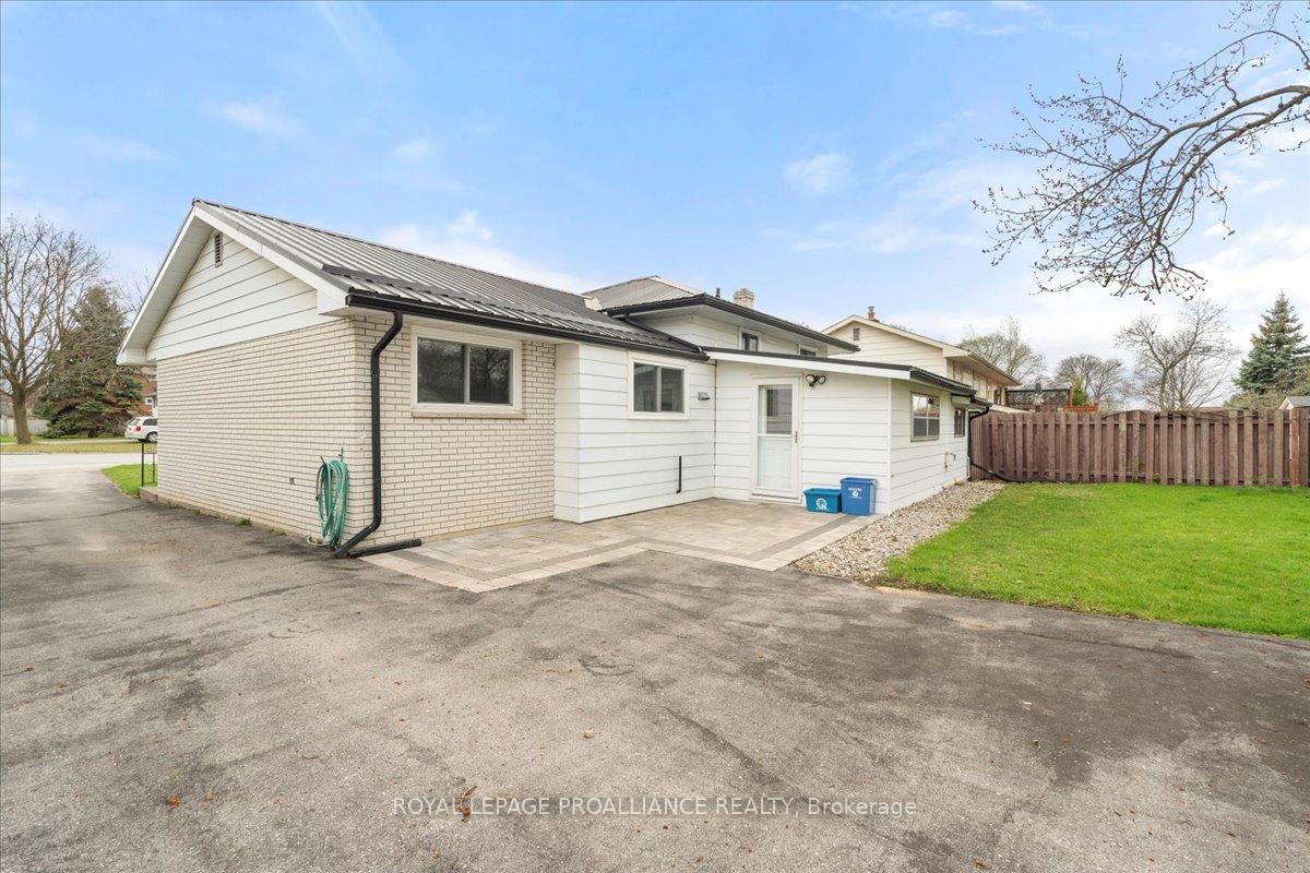 Photo 33 of 15 Glenarden Crescent, Belleville, Belleville Ward — HOMEH