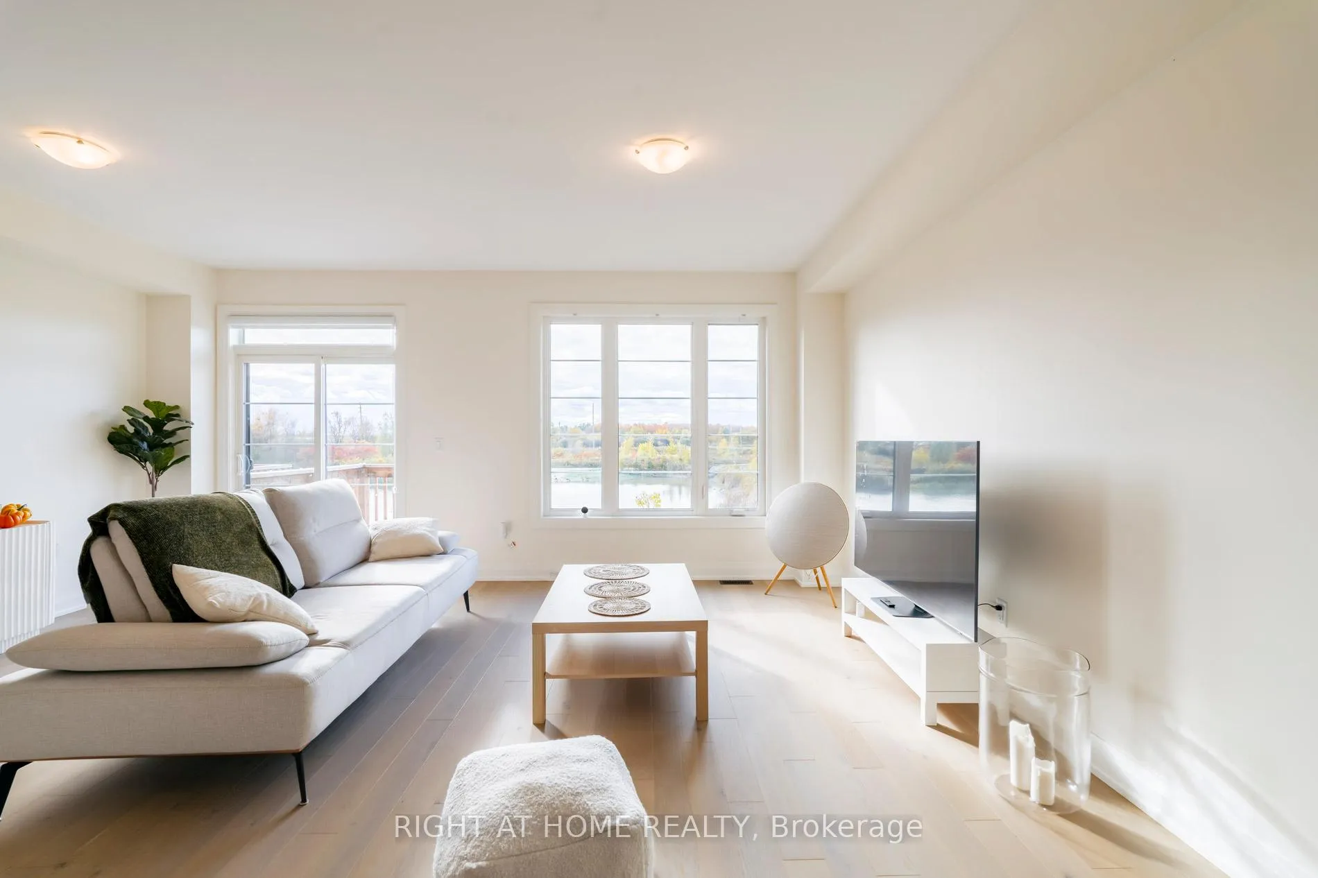 Photo 12 of 14 Velvet Drive, Whitby, Rural Whitby — HOMEH