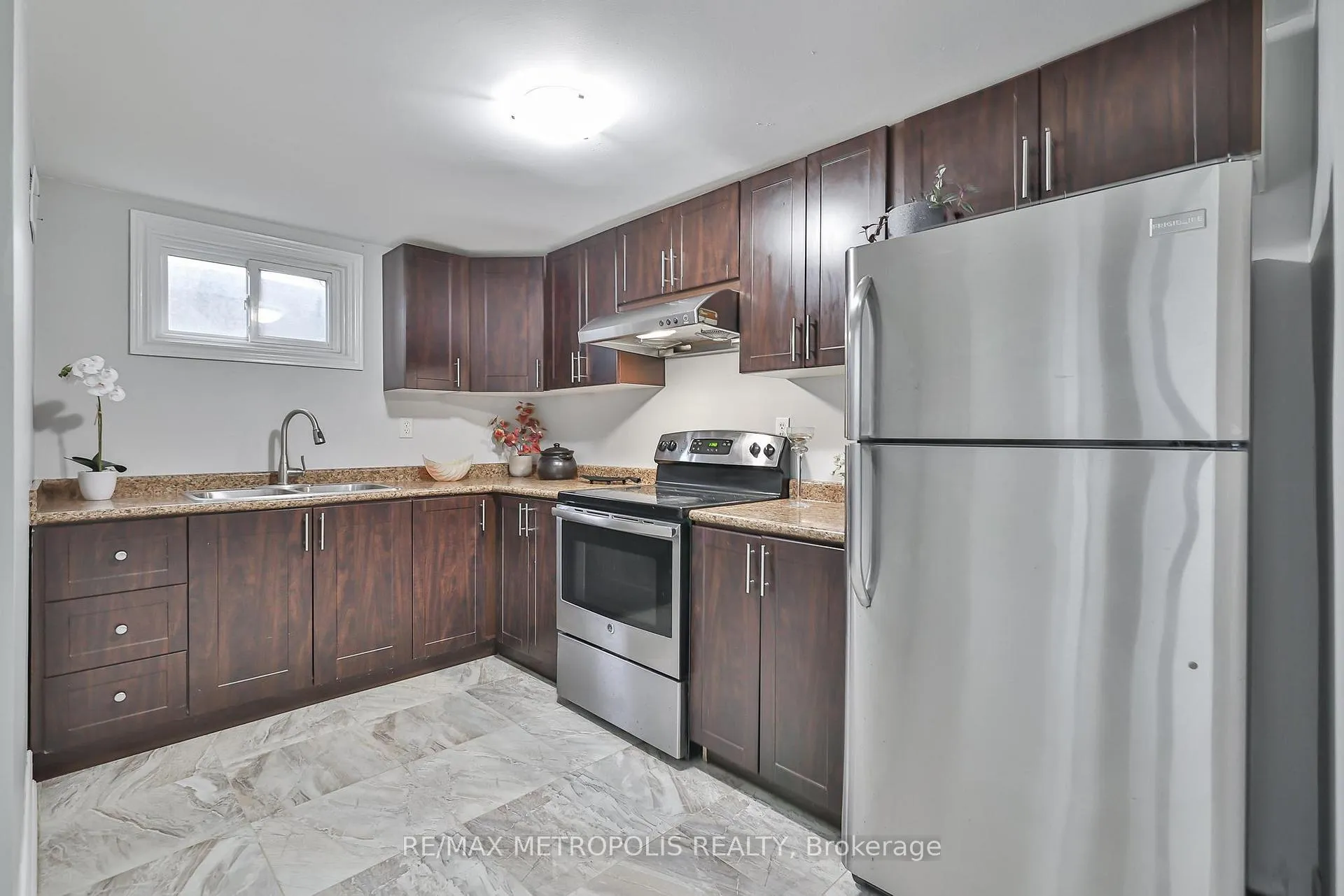 Photo 2 of 104 Coppard Avenue, Markham, Middlefield — HOMEH