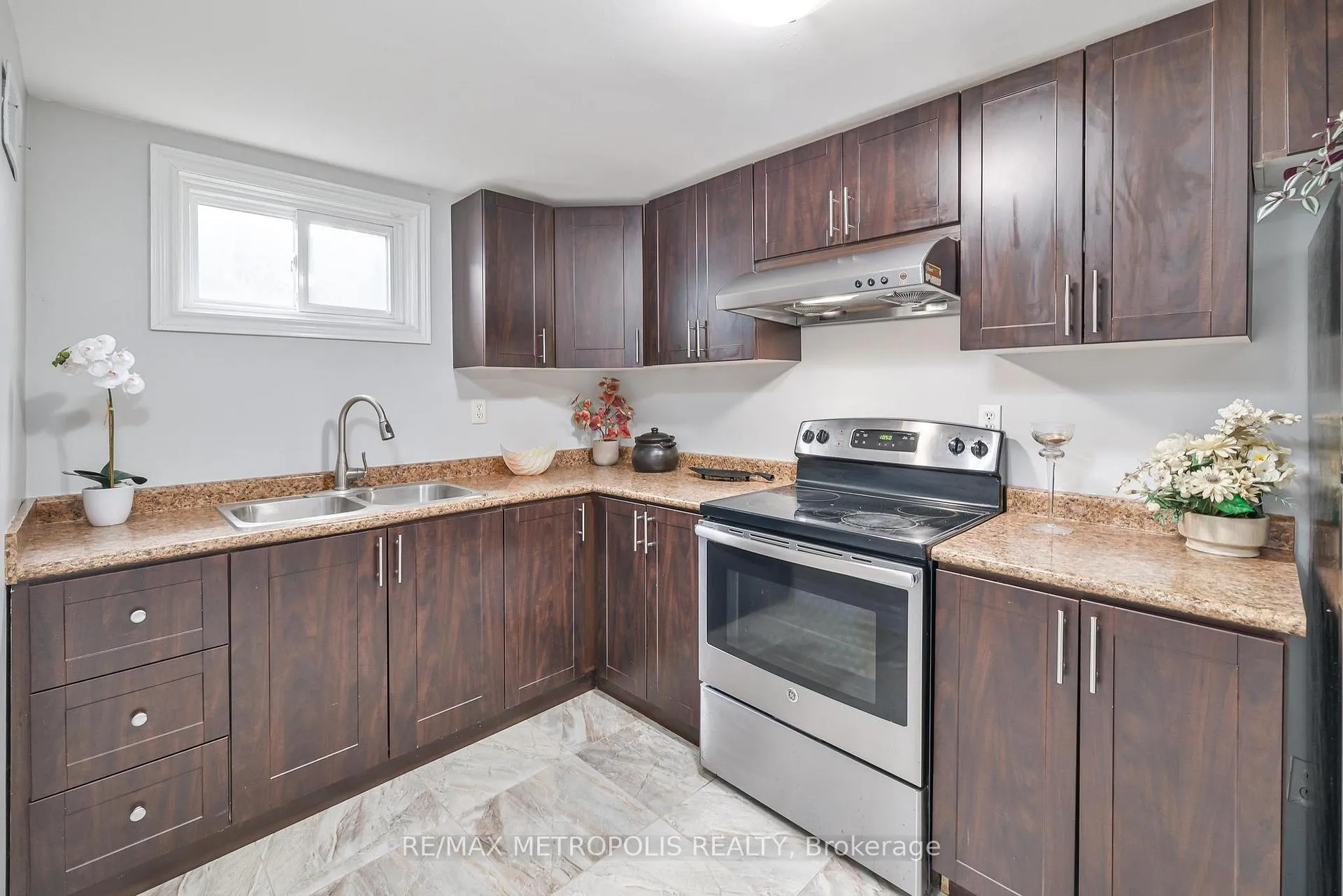 Photo 3 of 104 Coppard Avenue, Markham, Middlefield — HOMEH
