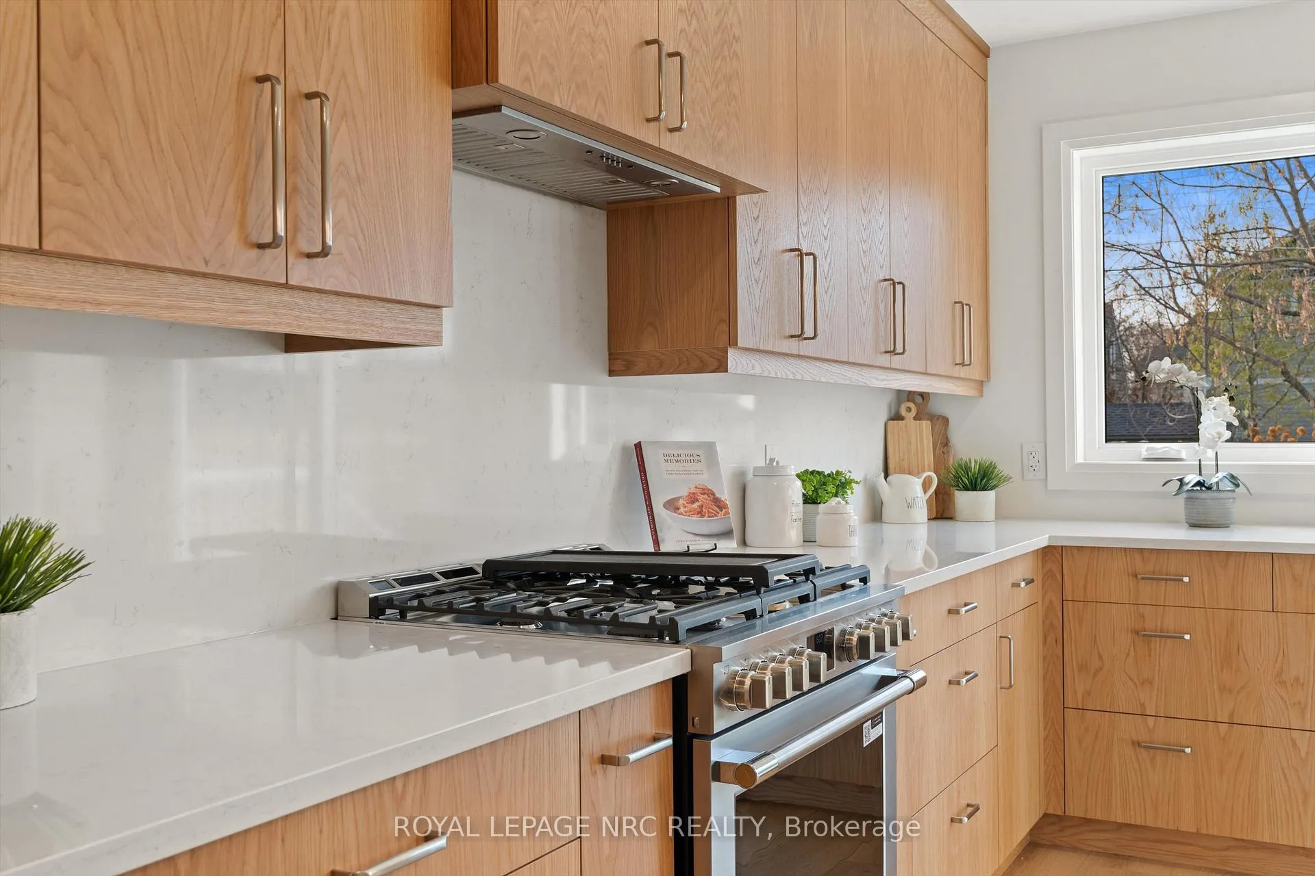Photo 12 of 118 Glenwood Avenue, St. Catharines, Old Glenridge — HOMEH