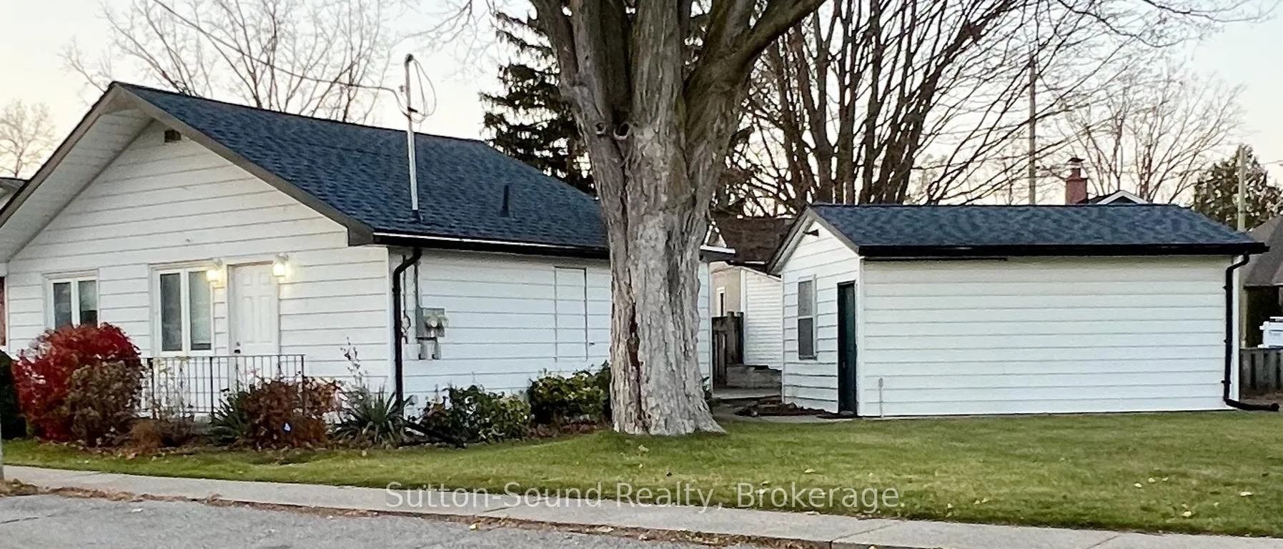 Photo 19 of Unit B, 19 Creeden Street, Brant, Paris — HOMEH