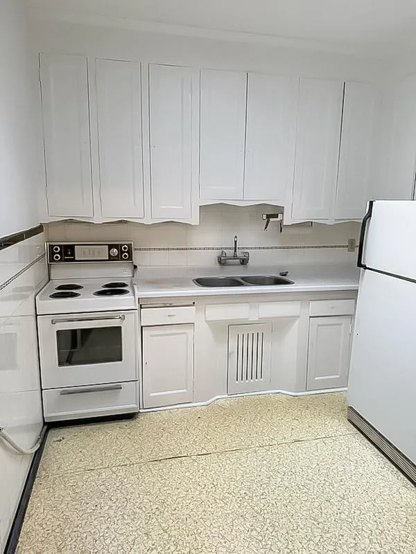 Photo 3 of Unit 4, 21 Castle Knock Road, Toronto, Lawrence Park South — HOMEH
