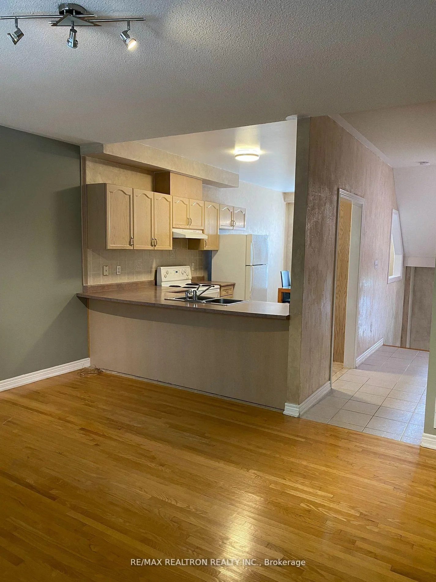 Photo 4 of 18 Asalin Way, Markham, Buttonville — HOMEH