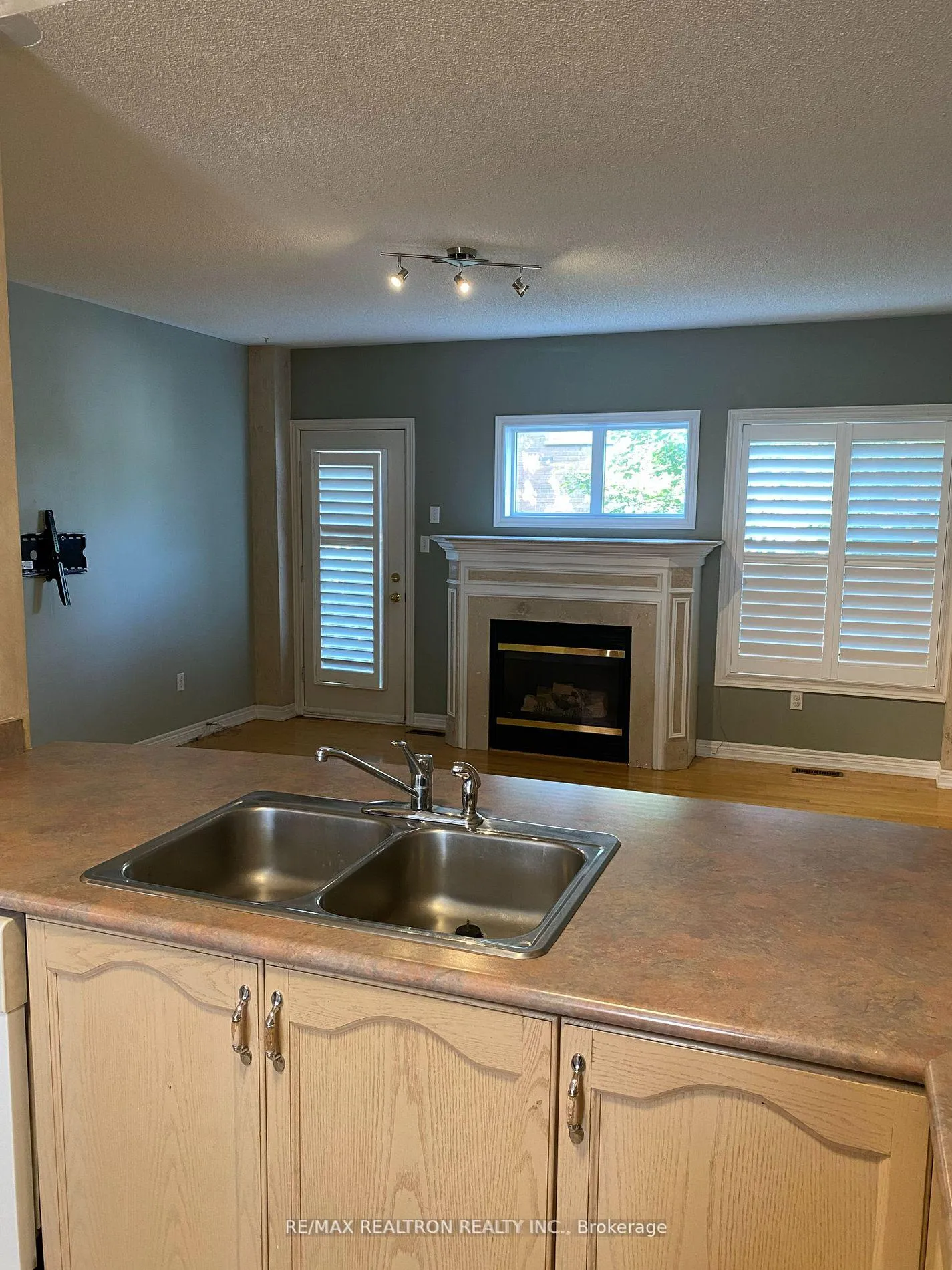 Photo 8 of 18 Asalin Way, Markham, Buttonville — HOMEH