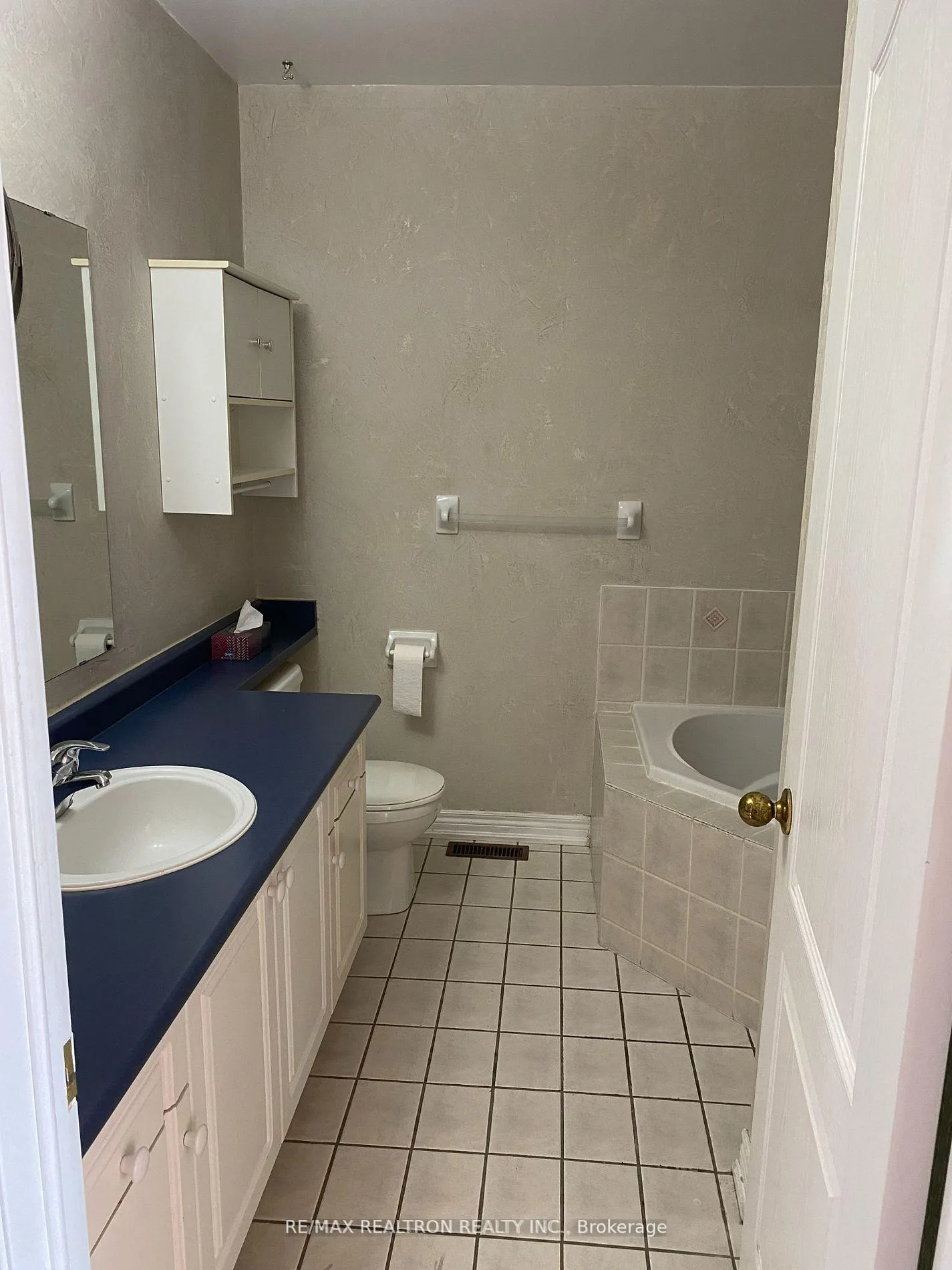 Photo 11 of 18 Asalin Way, Markham, Buttonville — HOMEH