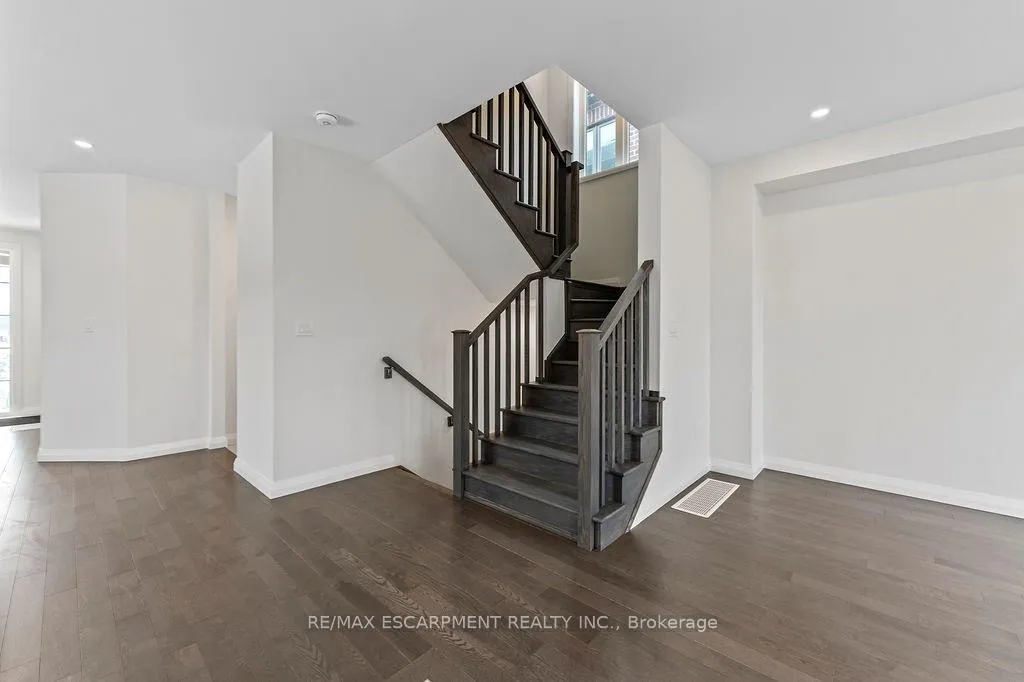 Photo 10 of 207 Alessio Drive, Hamilton, Sheldon — HOMEH