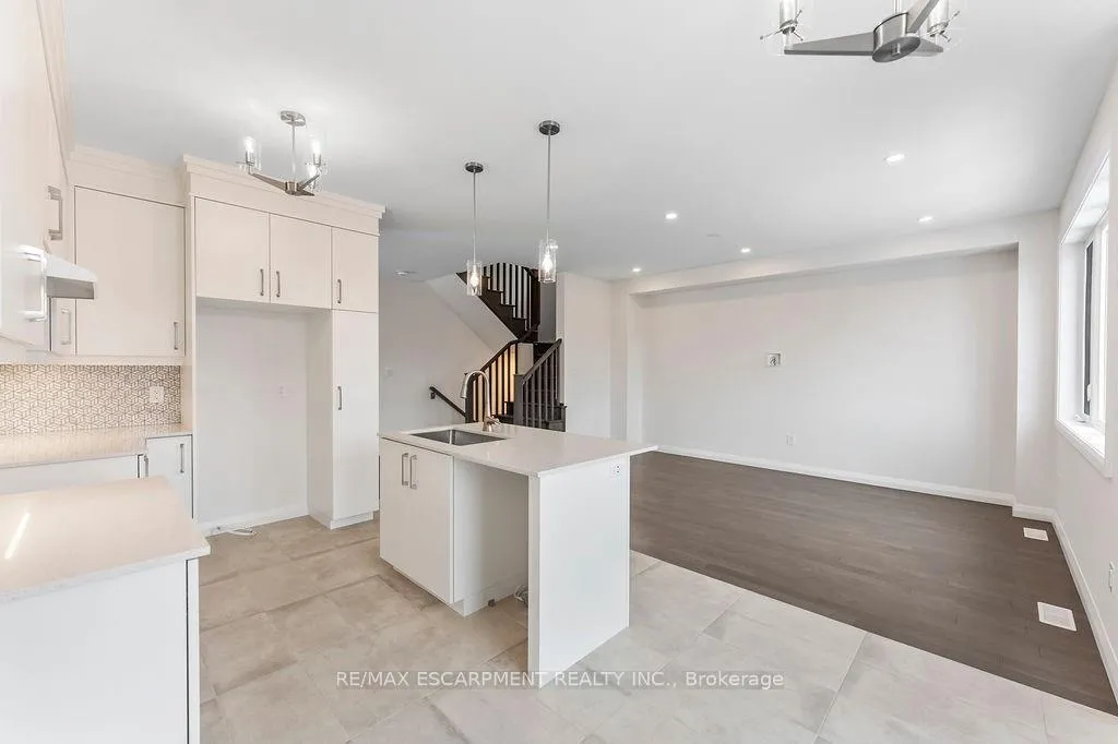Photo 14 of 207 Alessio Drive, Hamilton, Sheldon — HOMEH
