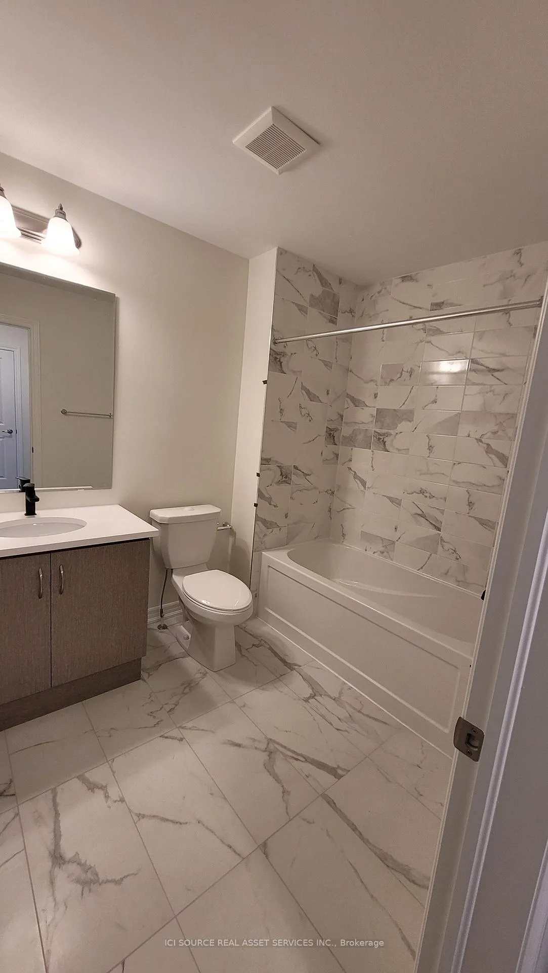 Photo 5 of 31 Thomas Frisby Jr Crescent, Markham, Victoria Square — HOMEH