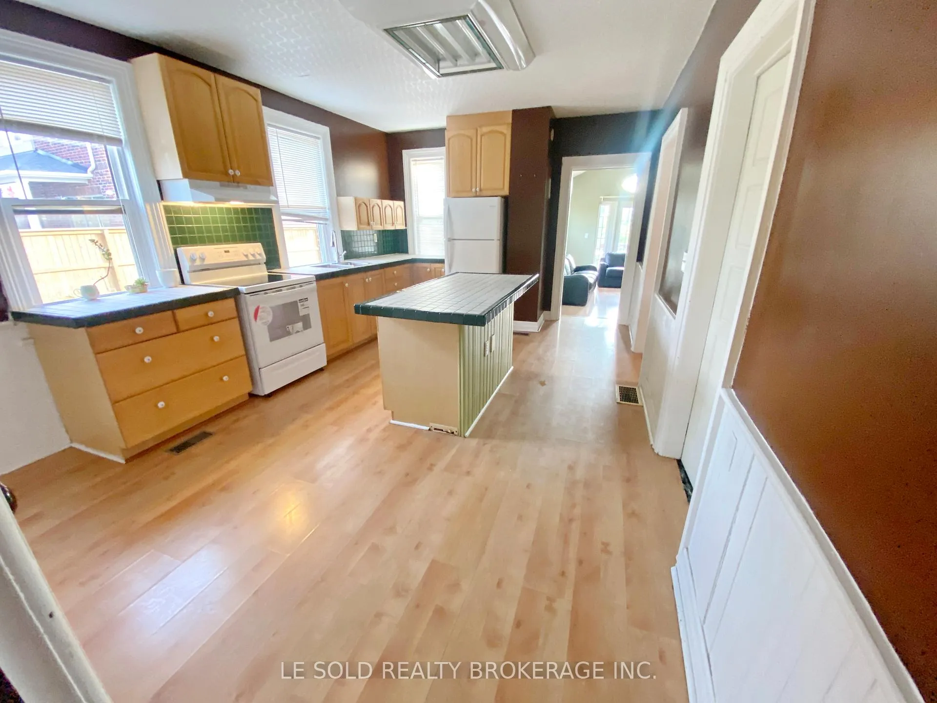 Photo 4 of 438 Osborne Street, Brock, Beaverton — HOMEH