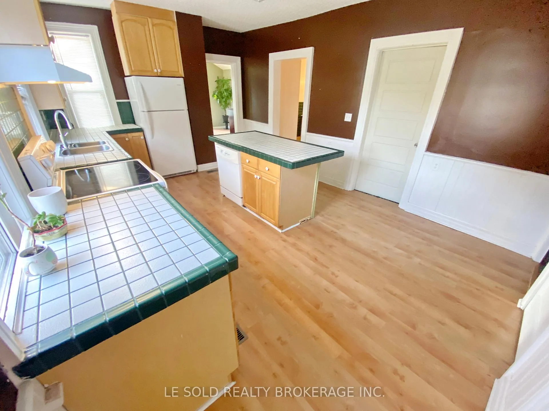 Photo 5 of 438 Osborne Street, Brock, Beaverton — HOMEH