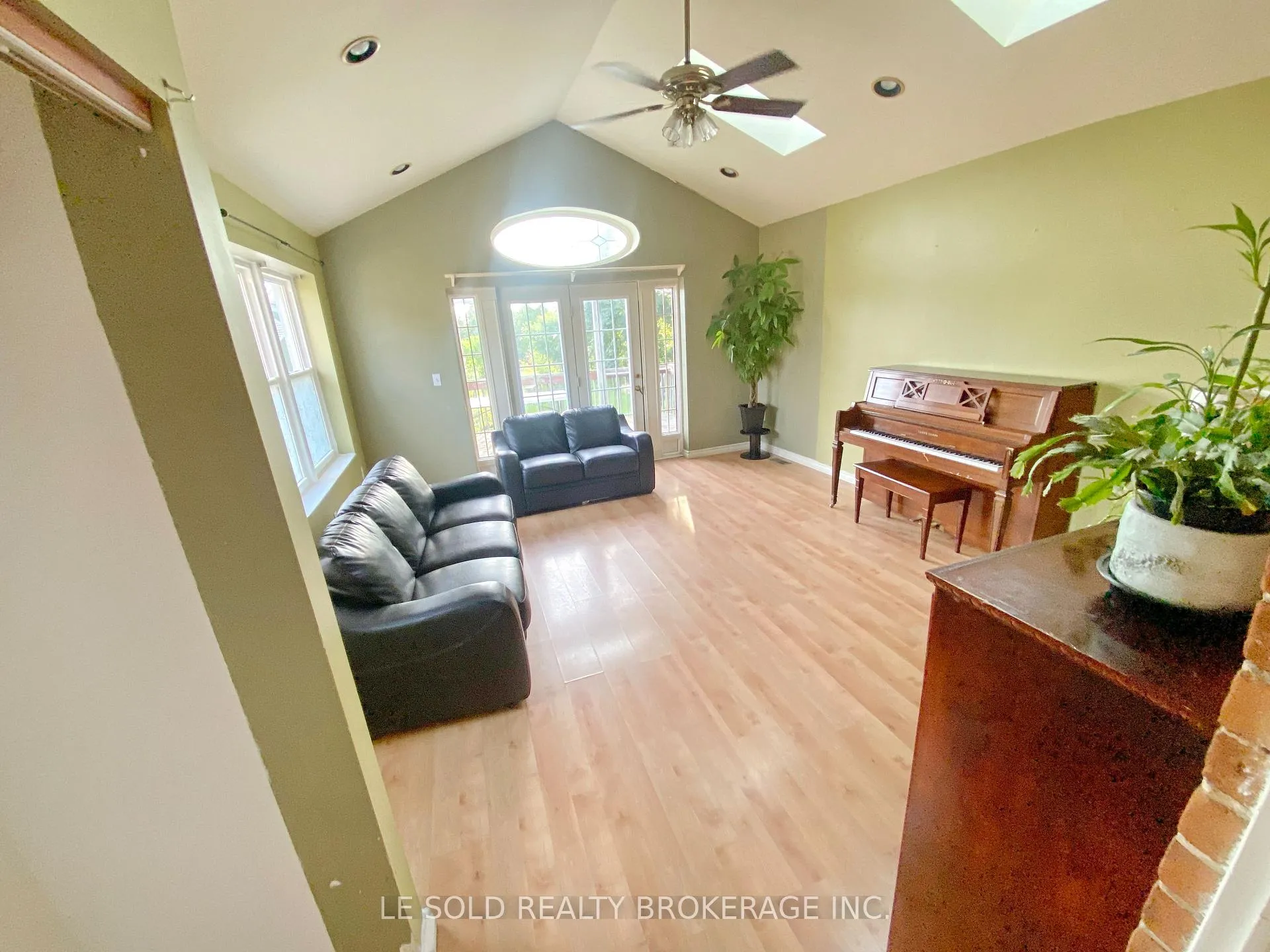 Photo 6 of 438 Osborne Street, Brock, Beaverton — HOMEH