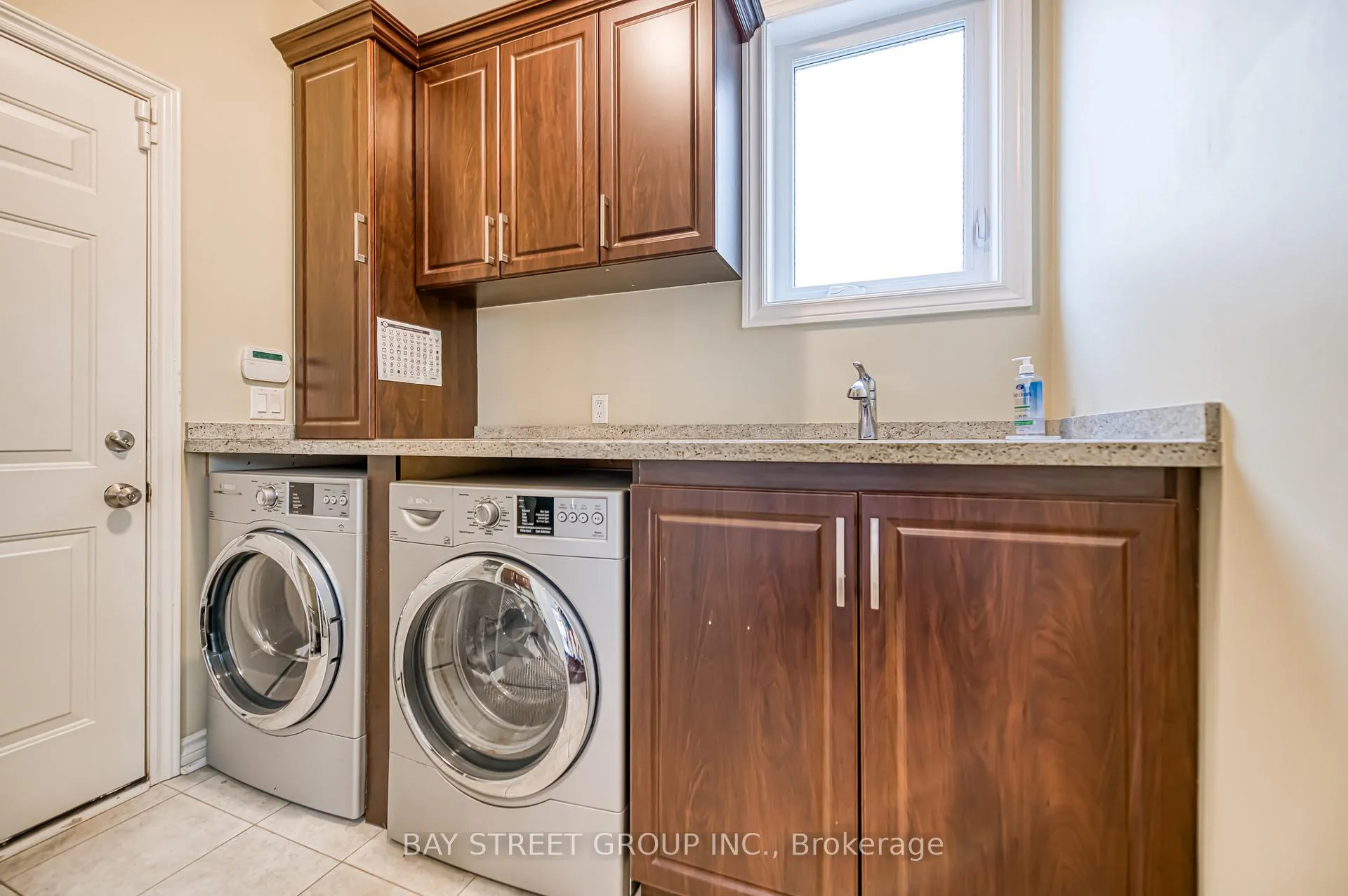 Photo 11 of 3 Edenbrook Crescent, Richmond Hill, Bayview Hill — HOMEH