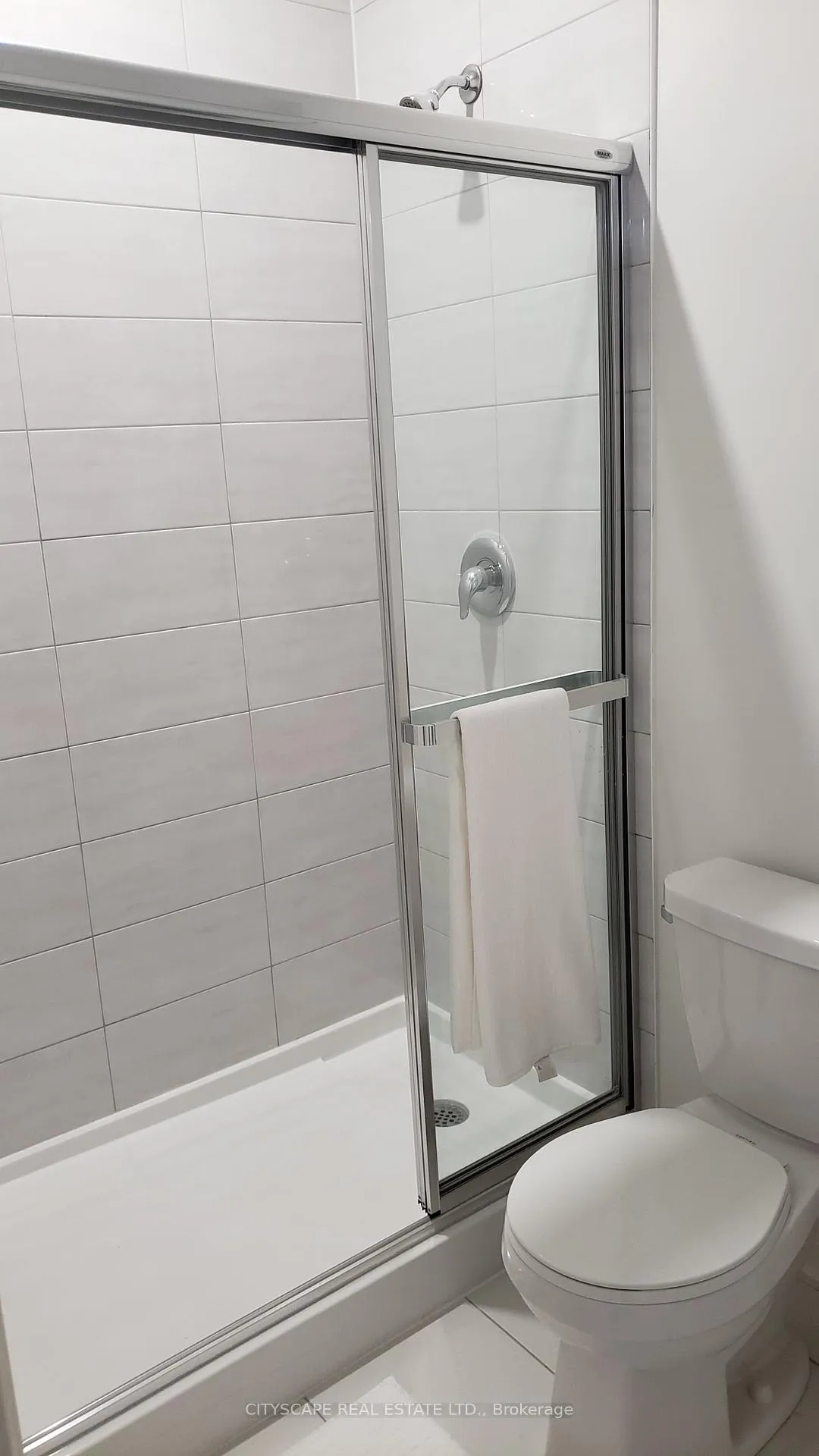 Photo 17 of 114 Avanti Crescent, Hamilton, Waterdown — HOMEH