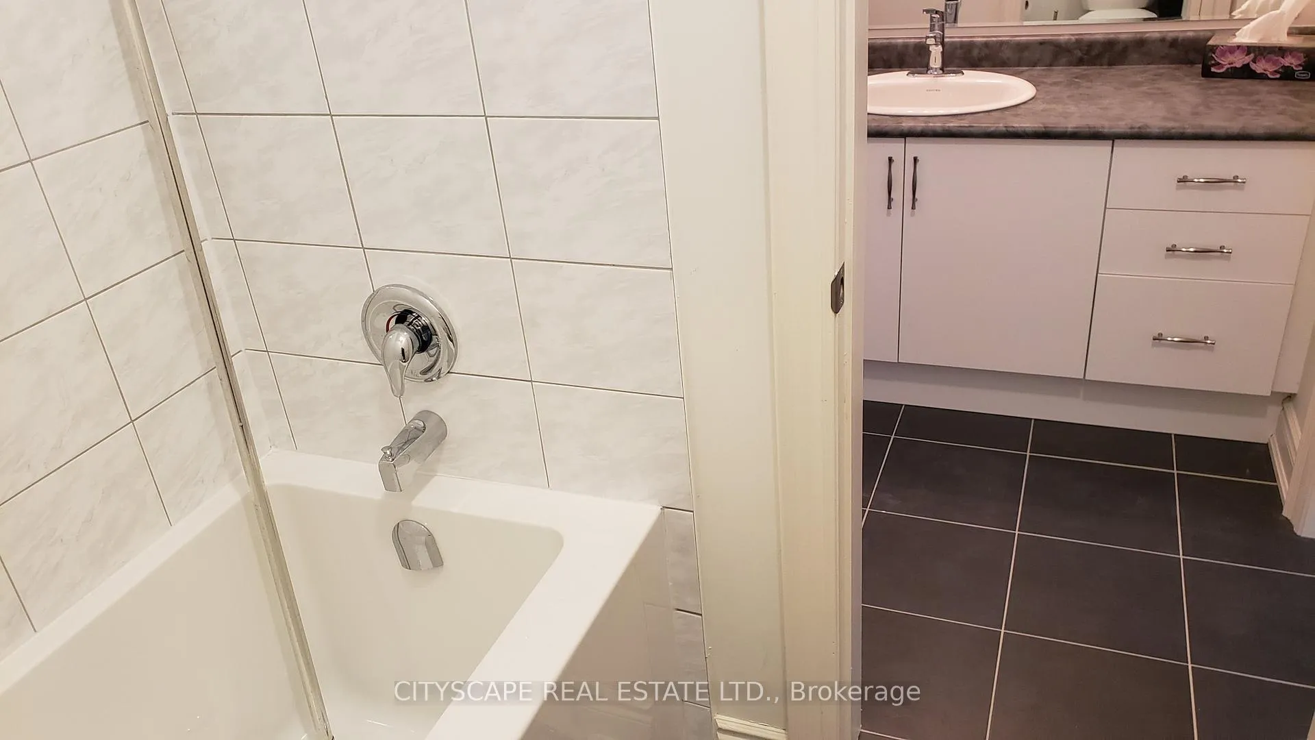 Photo 18 of 114 Avanti Crescent, Hamilton, Waterdown — HOMEH
