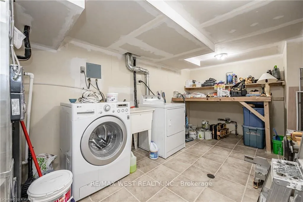 Photo 5 of 187 Broken Oak Crescent, Kitchener — HOMEH