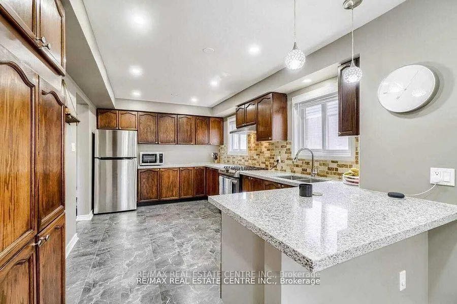 Photo 3 of 18 Galbraith Court, Clarington, Bowmanville — HOMEH