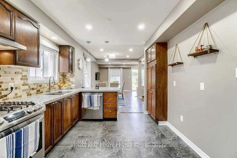 Photo 4 of 18 Galbraith Court, Clarington, Bowmanville — HOMEH