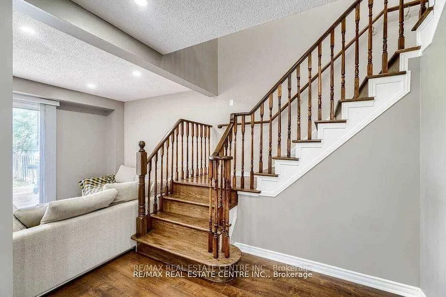 Photo 6 of 18 Galbraith Court, Clarington, Bowmanville — HOMEH