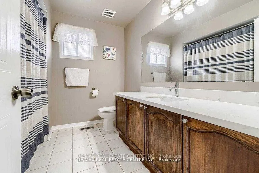 Photo 7 of 18 Galbraith Court, Clarington, Bowmanville — HOMEH