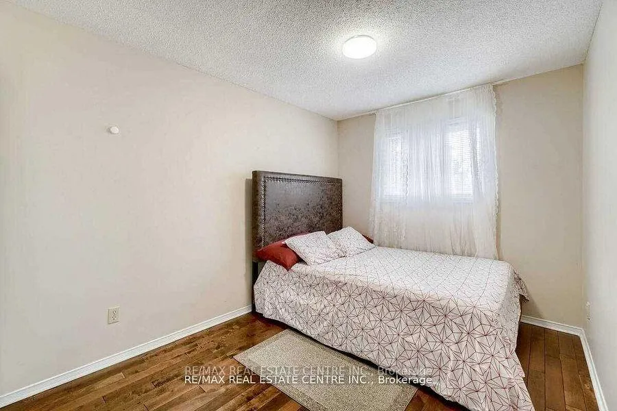 Photo 11 of 18 Galbraith Court, Clarington, Bowmanville — HOMEH
