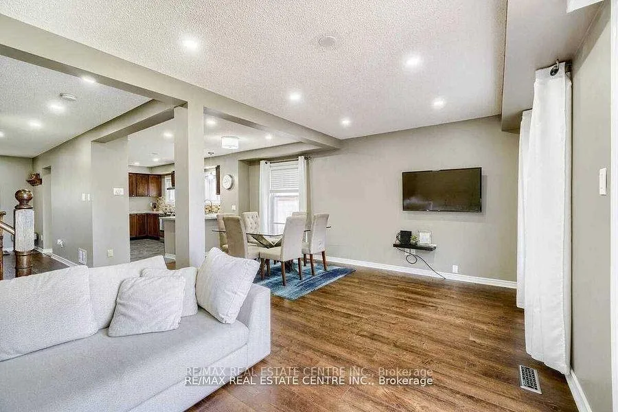 Photo 12 of 18 Galbraith Court, Clarington, Bowmanville — HOMEH
