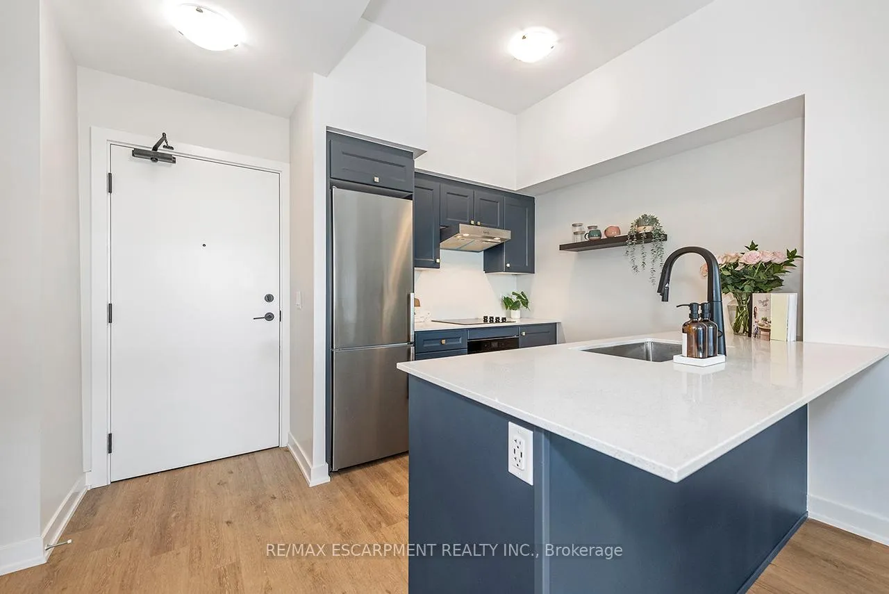 Photo 4 of Unit 606, 600 North Service Road, Hamilton, Lakeshore — HOMEH