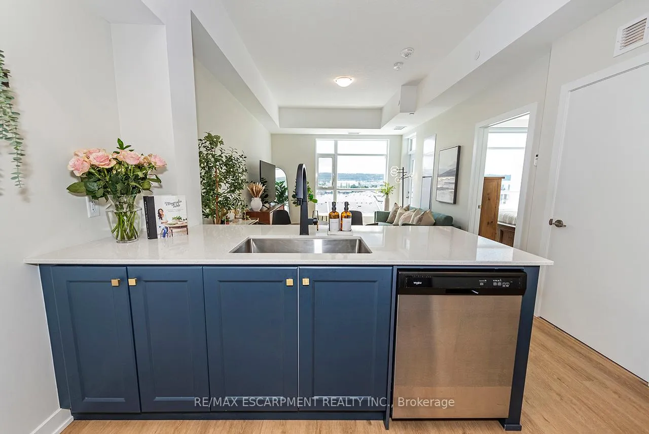 Photo 7 of Unit 606, 600 North Service Road, Hamilton, Lakeshore — HOMEH