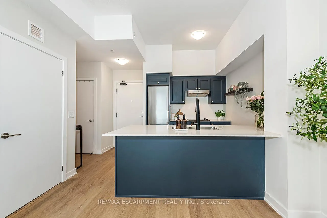 Photo 8 of Unit 606, 600 North Service Road, Hamilton, Lakeshore — HOMEH