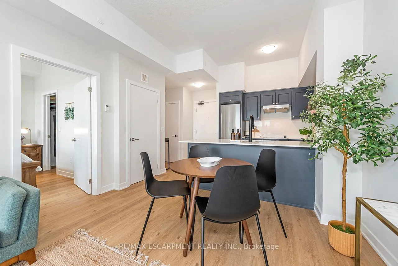Photo 12 of Unit 606, 600 North Service Road, Hamilton, Lakeshore — HOMEH