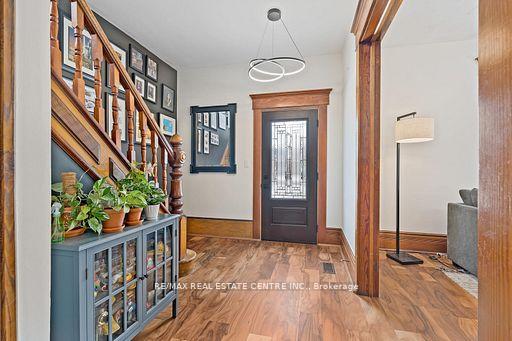 Front of 6 Dundas Street W
