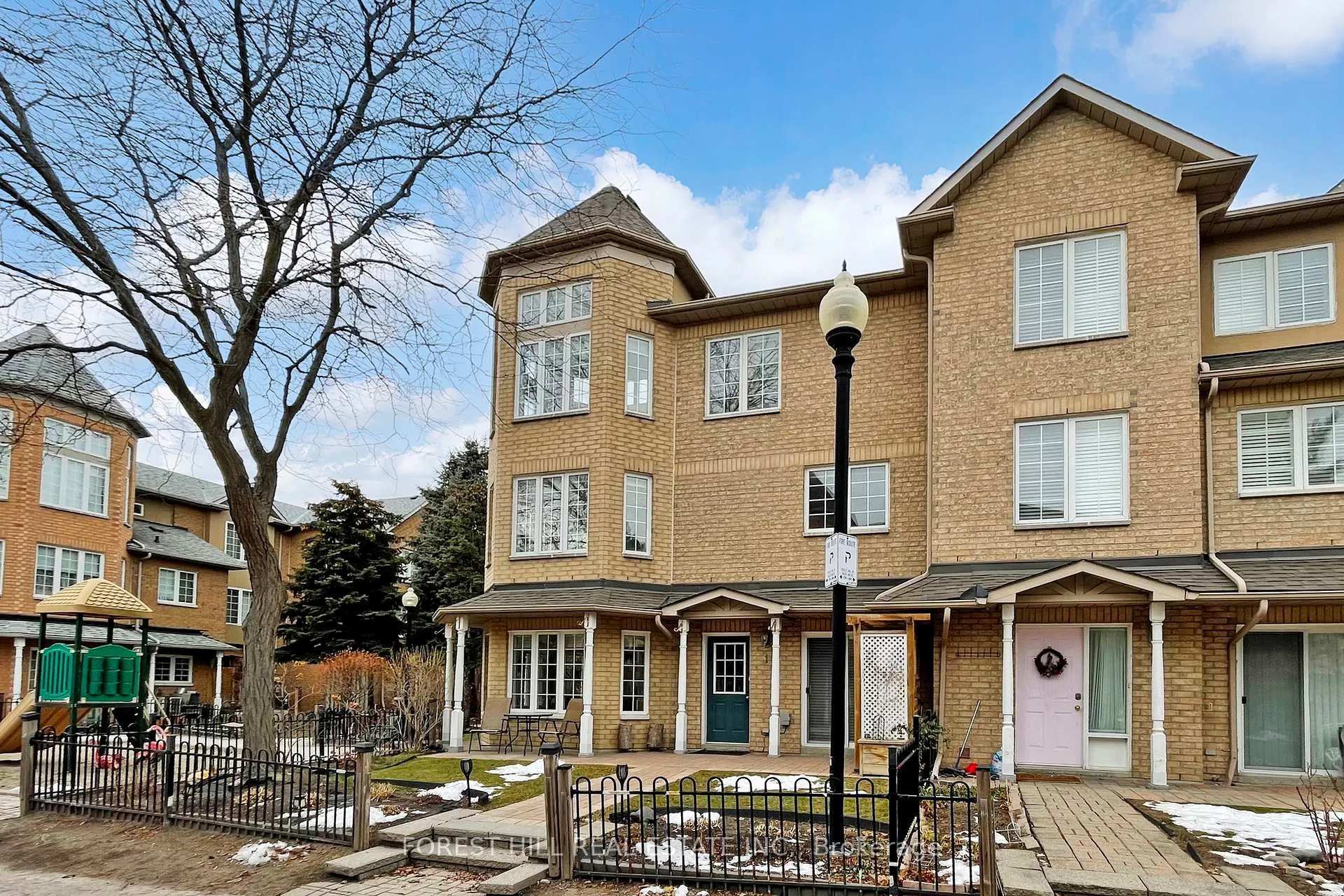 Photo 2 of Unit 01, 23 St.Moritz Way, Markham, Unionville — HOMEH