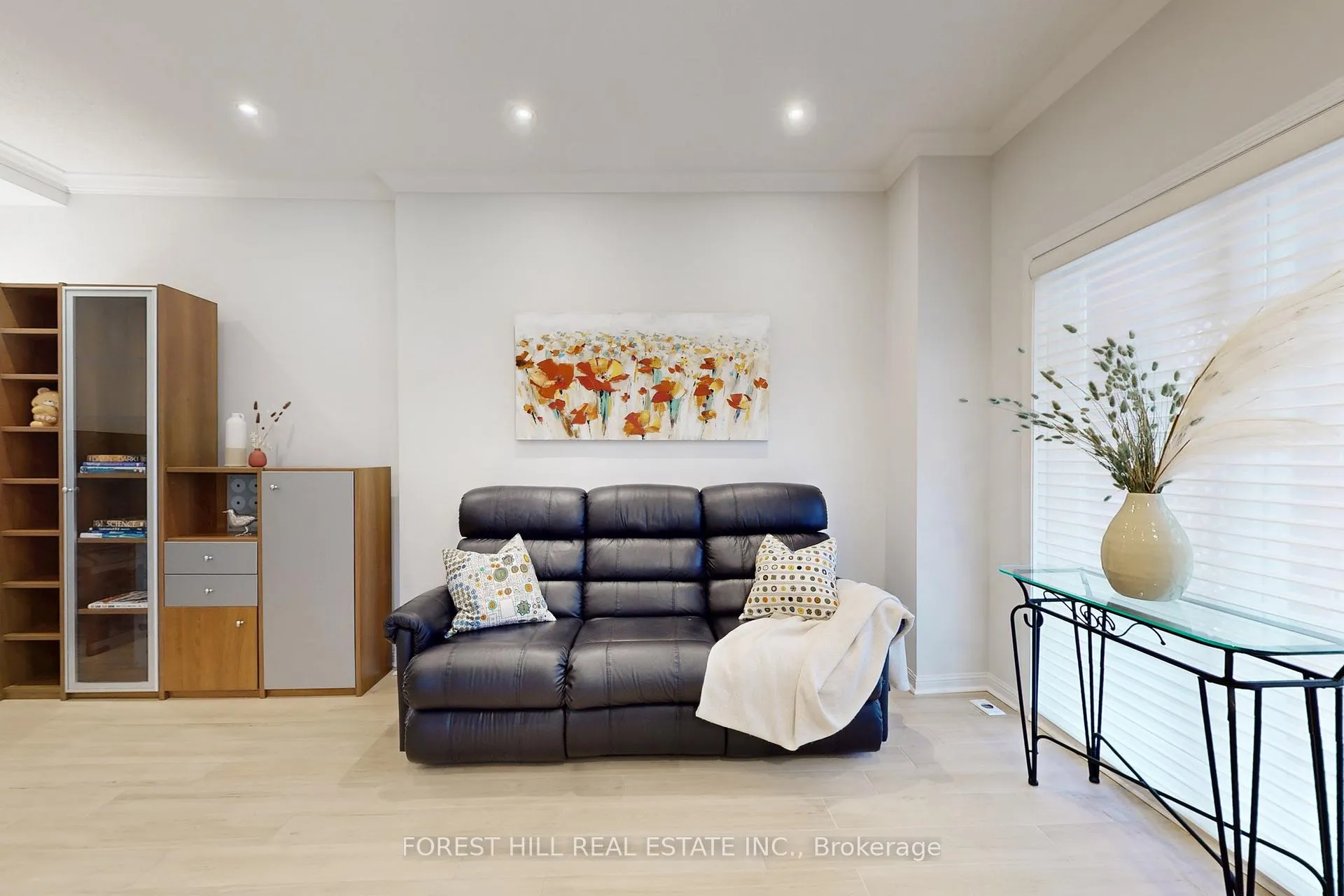 Photo 3 of Unit 01, 23 St.Moritz Way, Markham, Unionville — HOMEH