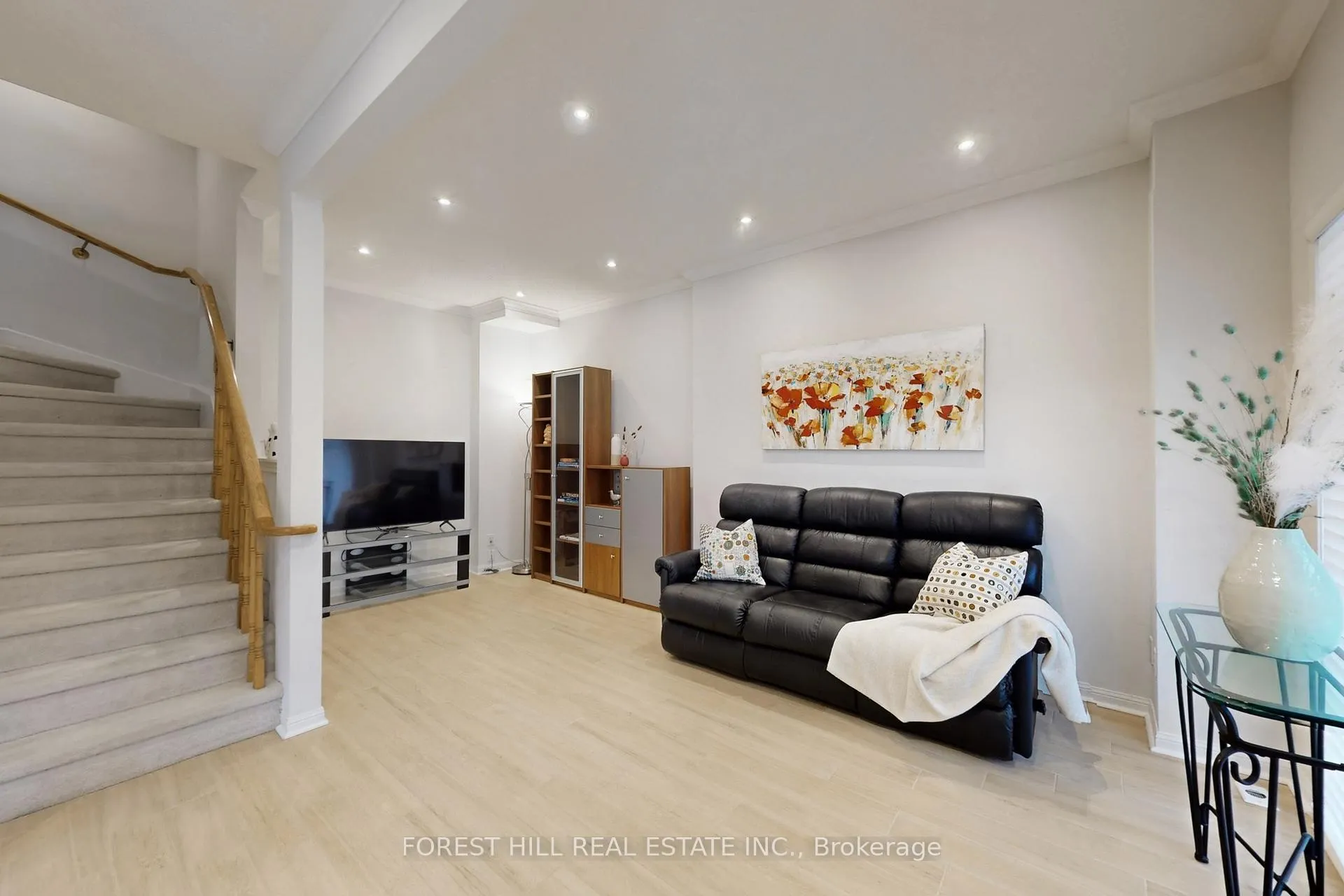 Photo 5 of Unit 01, 23 St.Moritz Way, Markham, Unionville — HOMEH