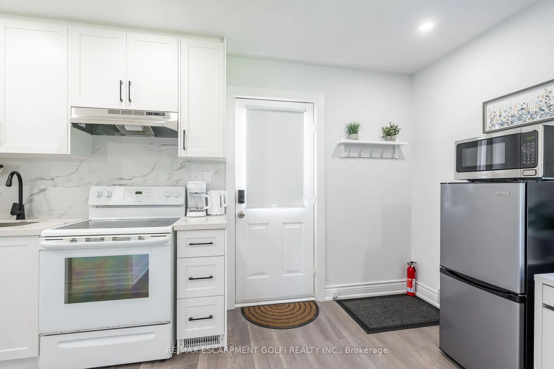 Photo 3 of Unit B, 10 Draper Drive, St. Catharines, Vine/Linwell — HOMEH